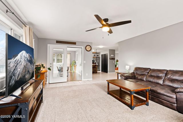 10 Cedar Hill Dr, Yakima, WA 98908