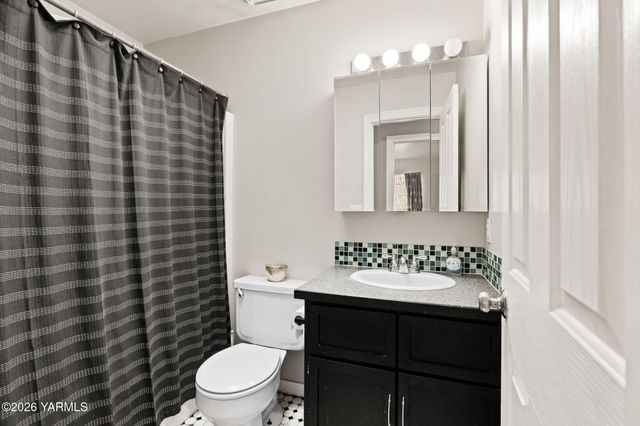 10 Cedar Hill Dr, Yakima, WA 98908