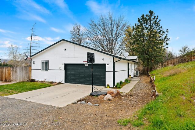 10 Cedar Hill Dr, Yakima, WA 98908