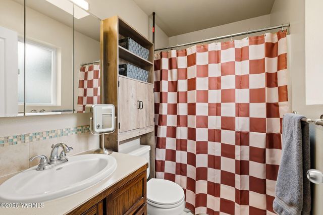 10 Cedar Hill Dr, Yakima, WA 98908