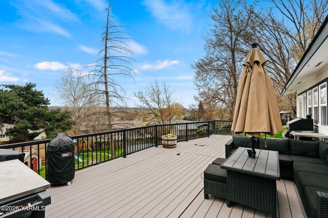 10 Cedar Hill Dr, Yakima, WA 98908