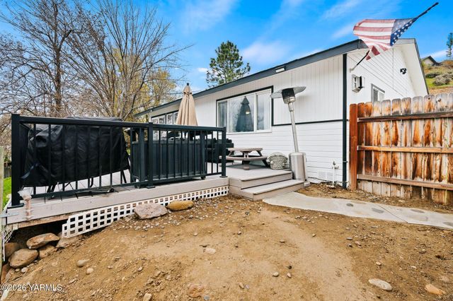 10 Cedar Hill Dr, Yakima, WA 98908