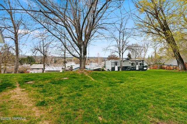 10 Cedar Hill Dr, Yakima, WA 98908