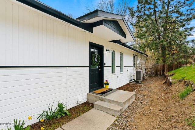 10 Cedar Hill Dr, Yakima, WA 98908