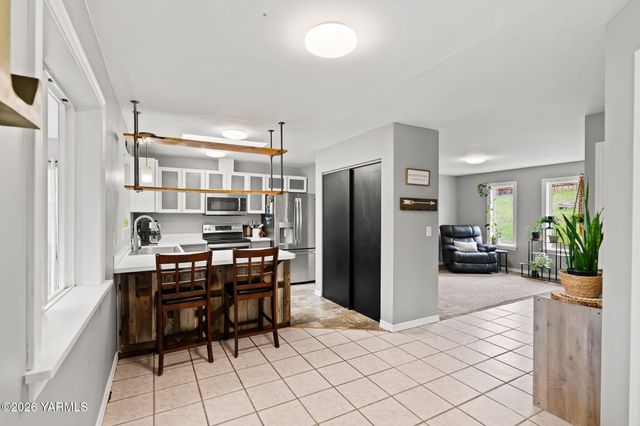 10 Cedar Hill Dr, Yakima, WA 98908