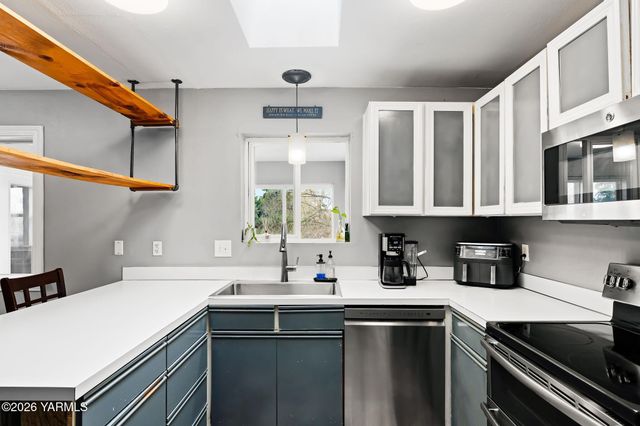 10 Cedar Hill Dr, Yakima, WA 98908