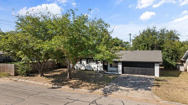 316 S Ables Street, Granbury, TX 76048