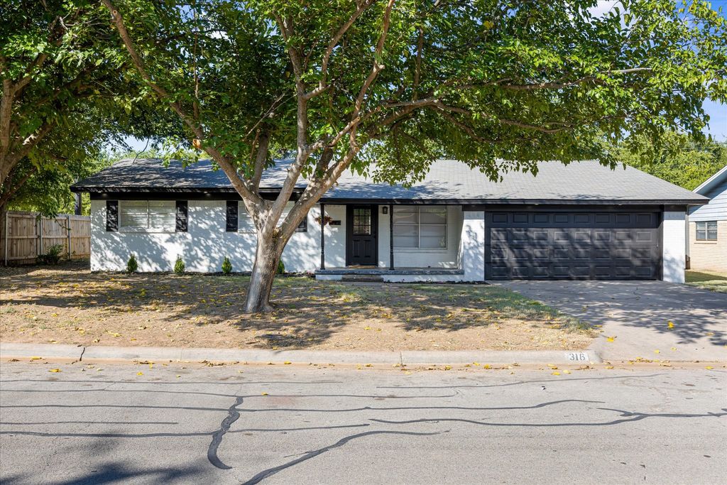 316 S Ables Street, Granbury, TX 76048