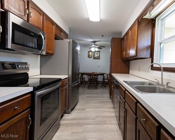 38484 E River Road, Elyria, OH 44035