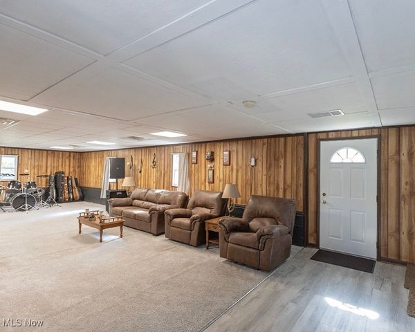 38484 E River Road, Elyria, OH 44035