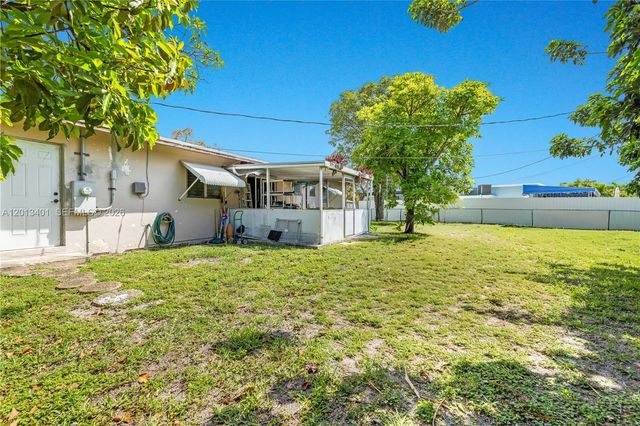 10370 SW 44th St, Miami, FL 33165