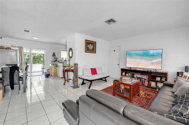 10370 SW 44th St, Miami, FL 33165