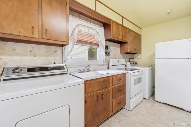 4321 S Dearborn Street, Melvindale, MI 48122