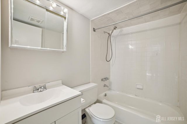 323 Gill Lane 11C, Iselin, NJ 08830