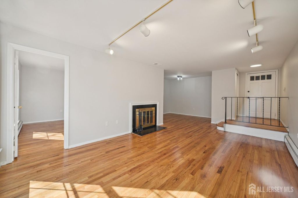 323 Gill Lane 11C, Iselin, NJ 08830