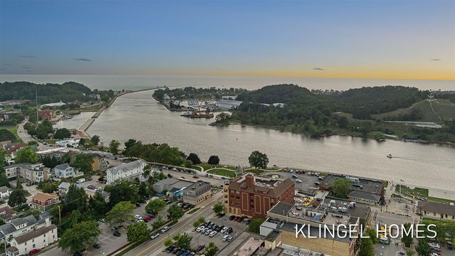 22 S Harbor Drive 202, Grand Haven, MI 49417
