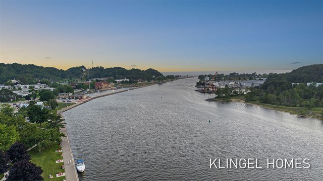 22 S Harbor Drive 202, Grand Haven, MI 49417