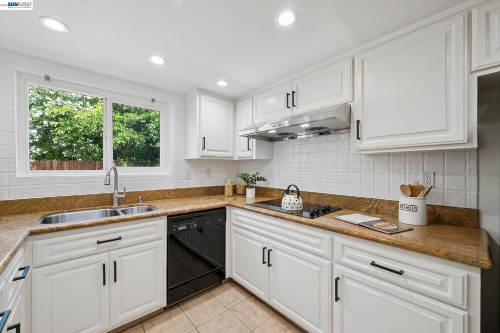 Image 14 of property listing at 1017 BERMUDA DRIVE, Concord, CA 94518