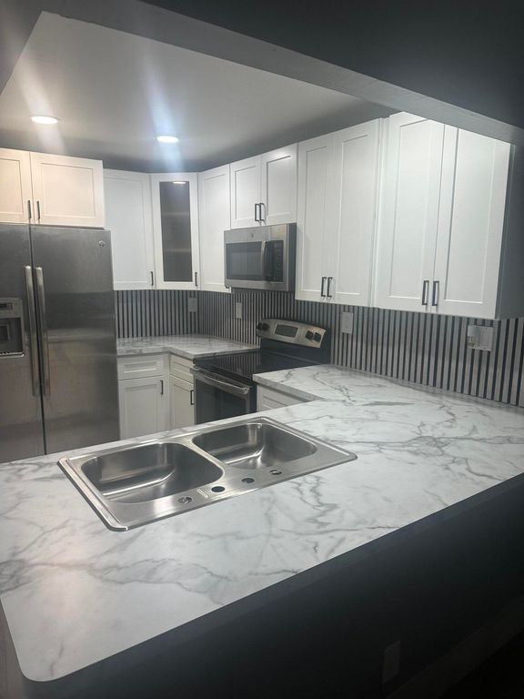 207 NW 32nd Court 106, Pompano Beach, FL 33064