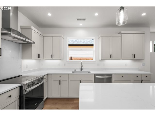 25323 E BROADWAY Ave, Veneta, OR 97487