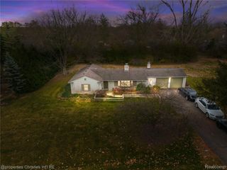 16219 Elizabeth Street, Beverly Hills Village, MI 48025