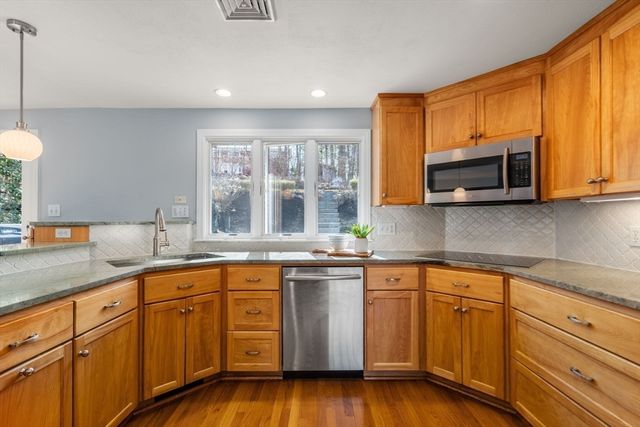 19 Duggan Dr, Framingham, MA 01702