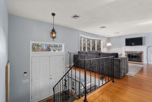 19 Duggan Dr, Framingham, MA 01702