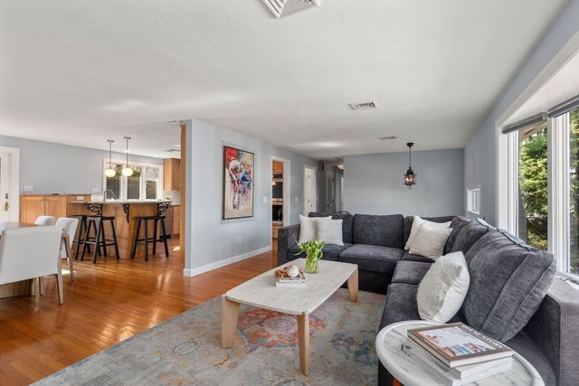 19 Duggan Dr, Framingham, MA 01702