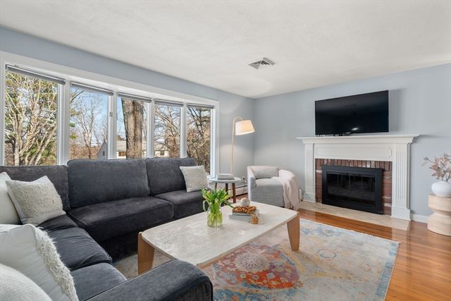 19 Duggan Dr, Framingham, MA 01702