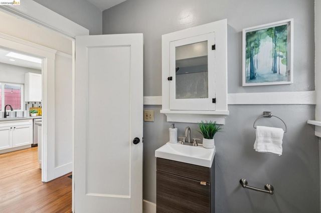 870 43Rd St, Oakland, CA 94608