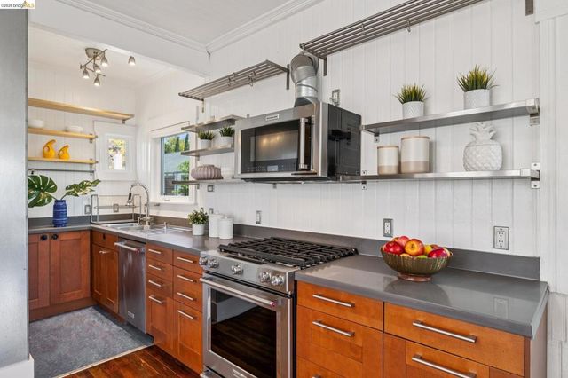 870 43Rd St, Oakland, CA 94608