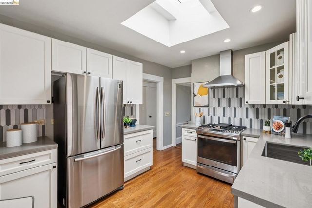870 43Rd St, Oakland, CA 94608