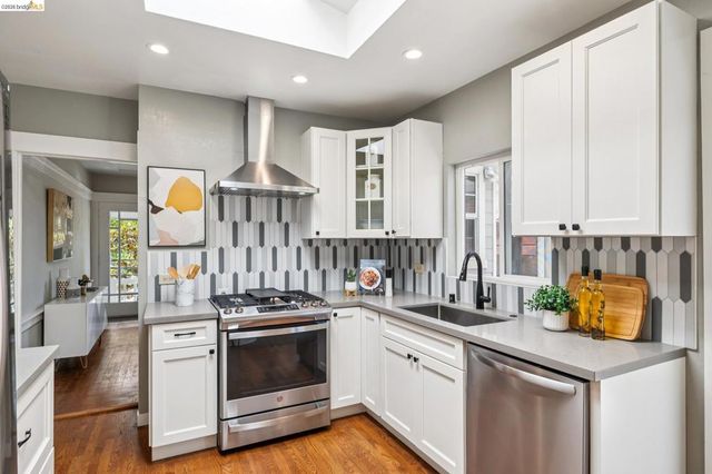 870 43Rd St, Oakland, CA 94608