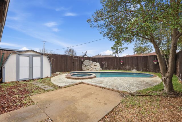 321 Hunters Creek Drive, Mesquite, TX 75150