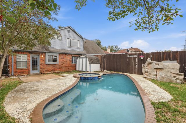 321 Hunters Creek Drive, Mesquite, TX 75150