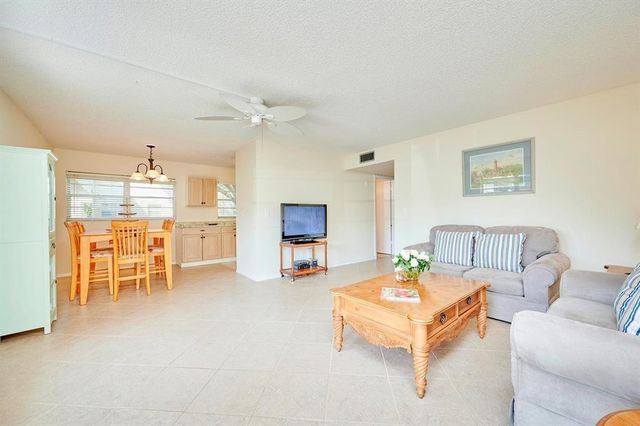 58 Woodland Drive 102, Vero Beach, FL 32962