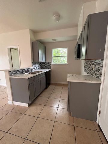6841 Larkstone Street B, Houston, TX 77028