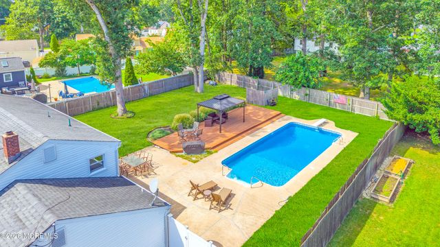864 Roundtree Drive, Toms River, NJ 08753