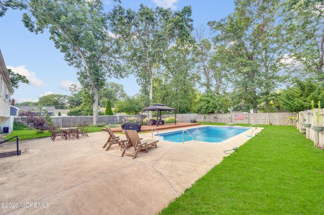 864 Roundtree Drive, Toms River, NJ 08753