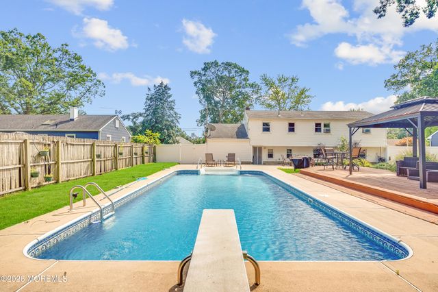 864 Roundtree Drive, Toms River, NJ 08753
