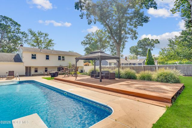 864 Roundtree Drive, Toms River, NJ 08753