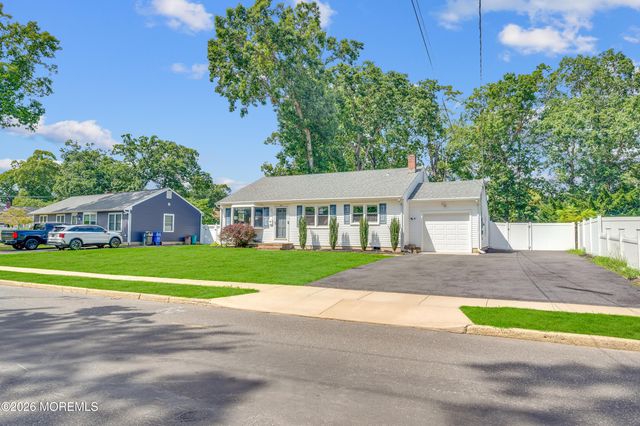 864 Roundtree Drive, Toms River, NJ 08753