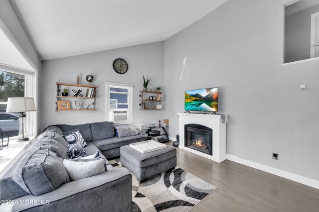 864 Roundtree Drive, Toms River, NJ 08753