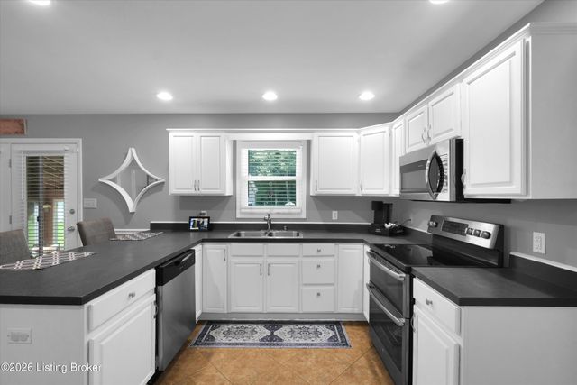 2400 Eastwood Cir, Crestwood, KY 40014