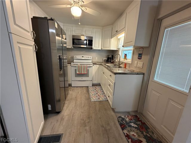 201 Captains WALK, North Fort Myers, FL 33917