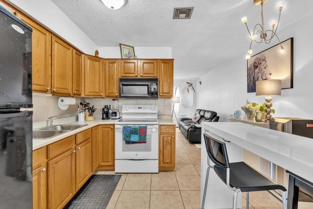 560-564 NE 35th Street, Oakland Park, FL 33334