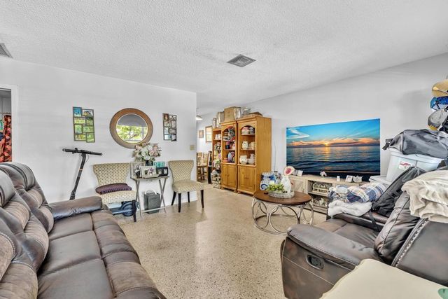 560-564 NE 35th Street, Oakland Park, FL 33334