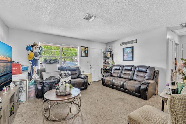 560-564 NE 35th Street, Oakland Park, FL 33334