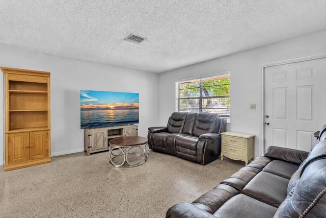 560-564 NE 35th Street, Oakland Park, FL 33334