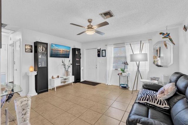 560-564 NE 35th Street, Oakland Park, FL 33334